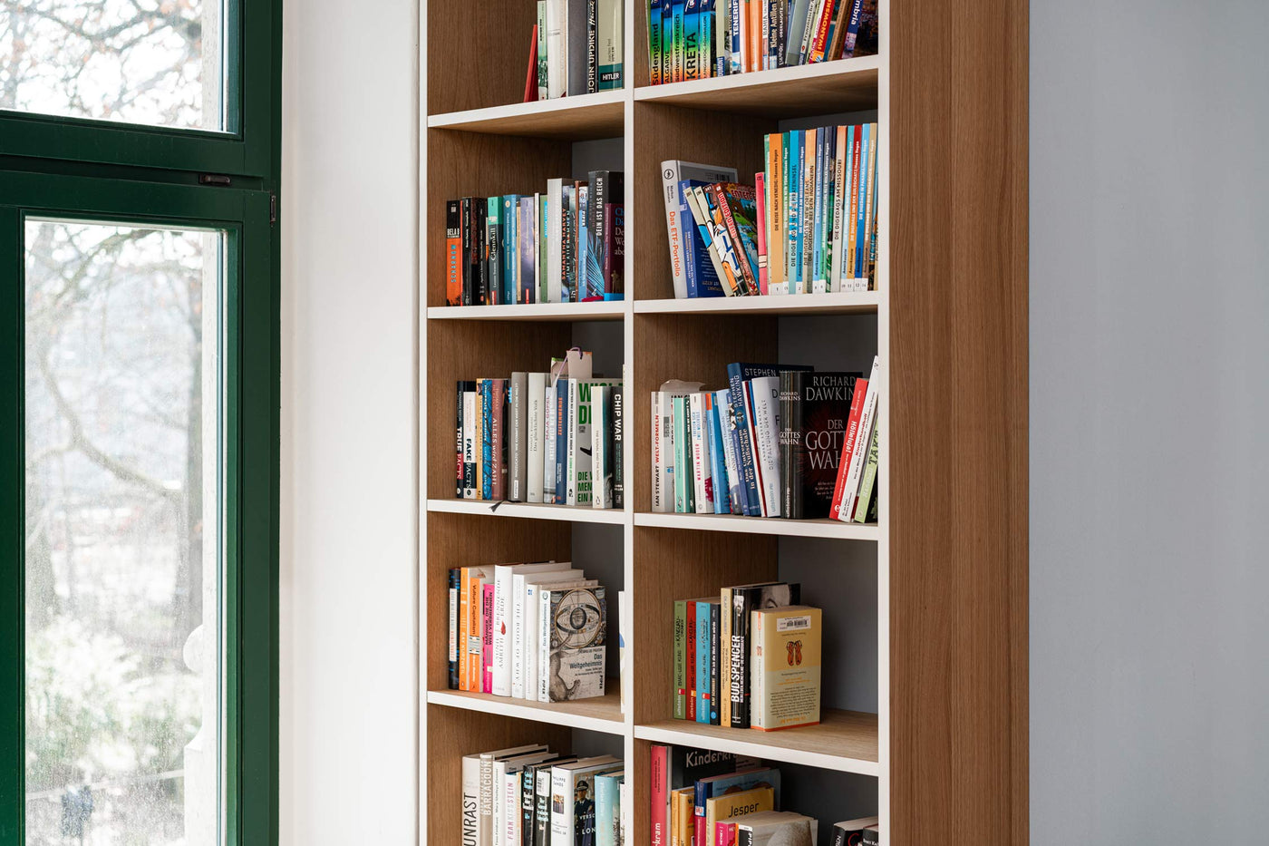 Hausbibliothek in Eiche & Weiß: Maßgefertigte Regallösung