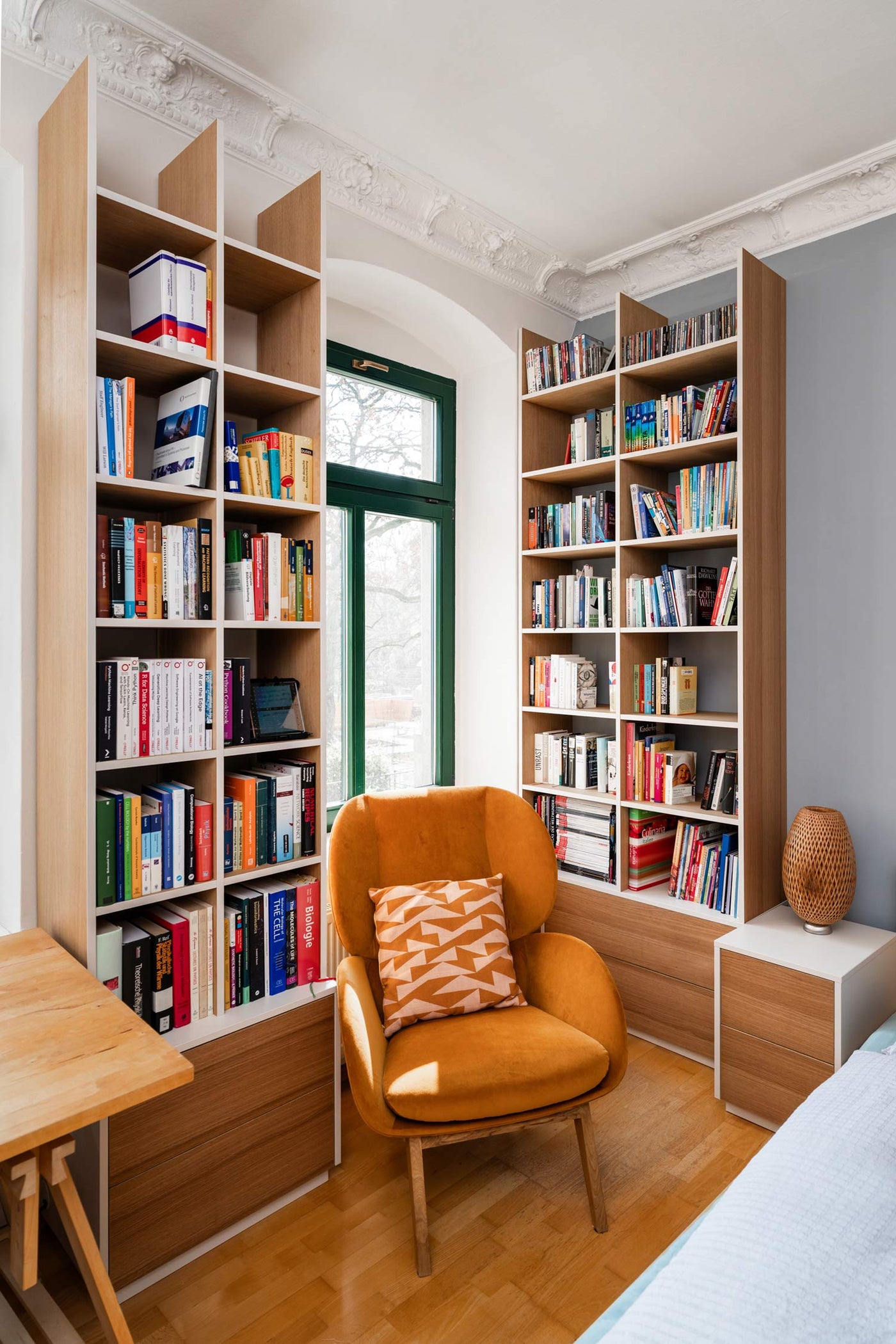 Hausbibliothek in Eiche & Weiß: Maßgefertigte Regallösung