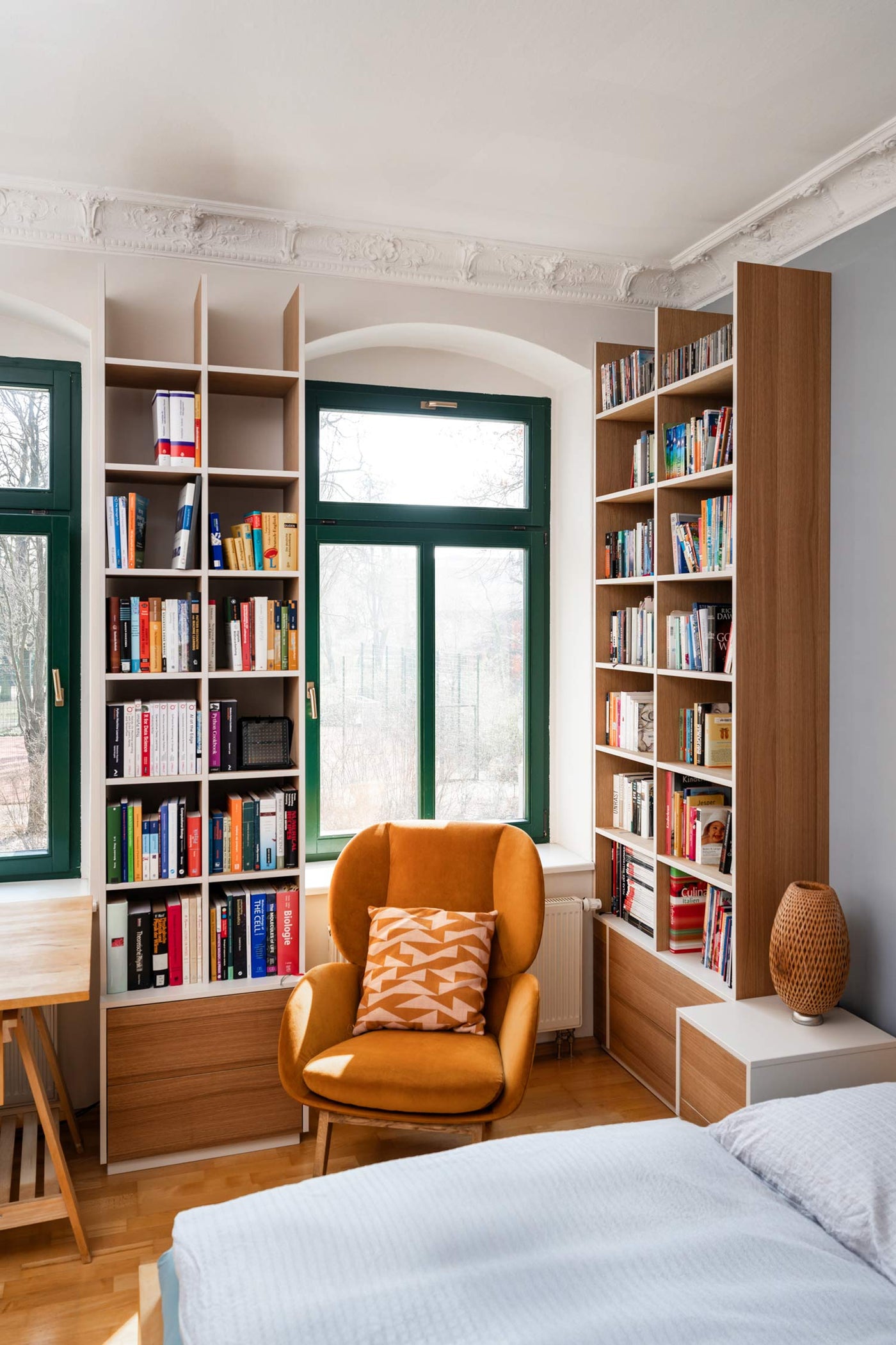 Hausbibliothek in Eiche & Weiß: Maßgefertigte Regallösung