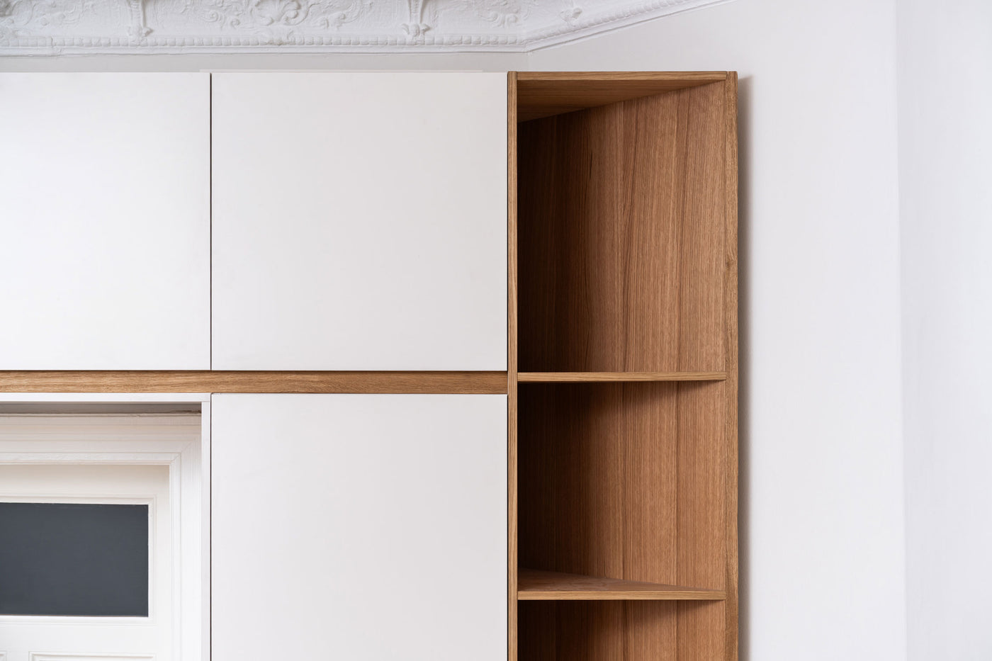 Stauraum bis unter den Stuck: Maßgefertigter Einbauschrank im Altbau
