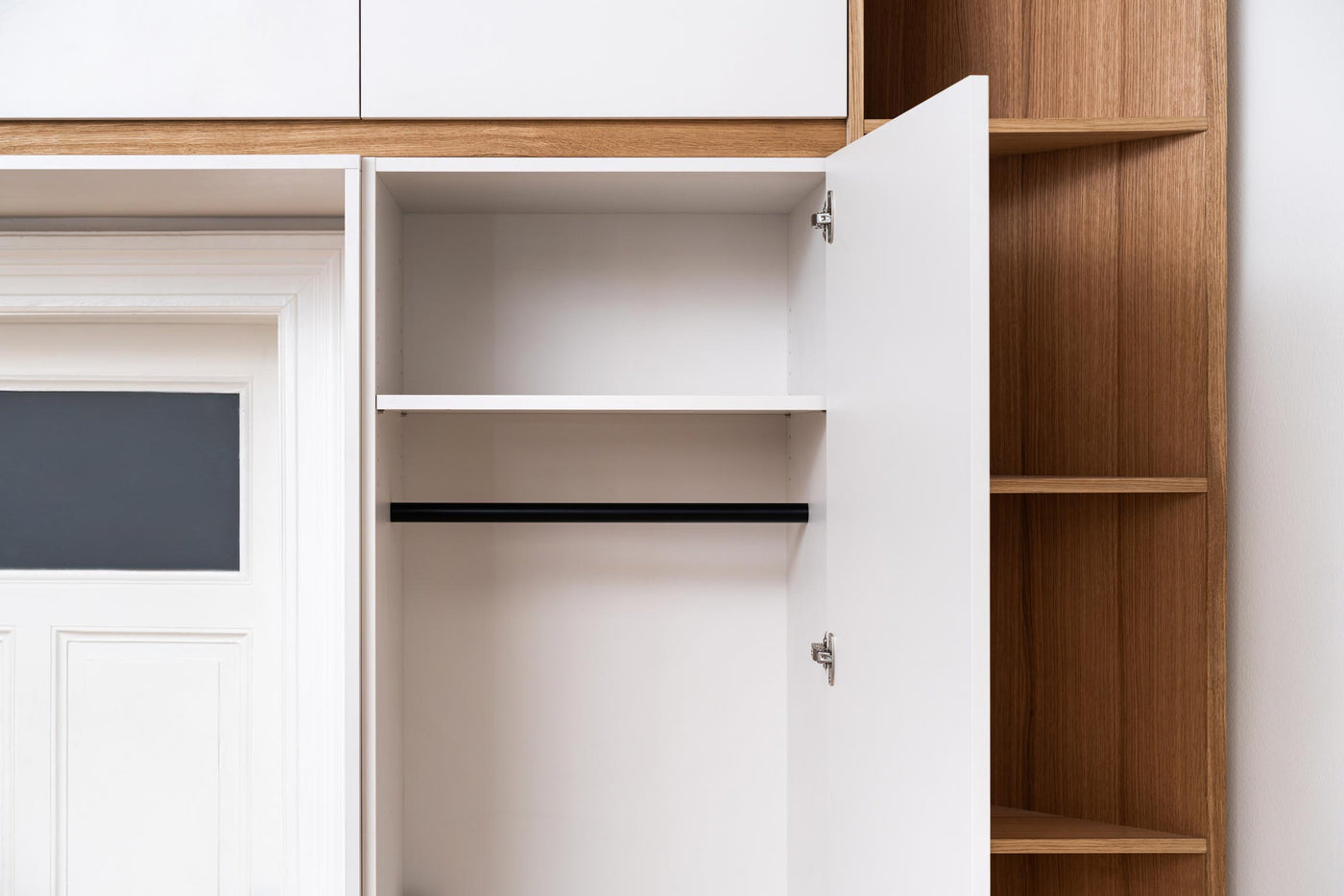 Stauraum bis unter den Stuck: Maßgefertigter Einbauschrank im Altbau