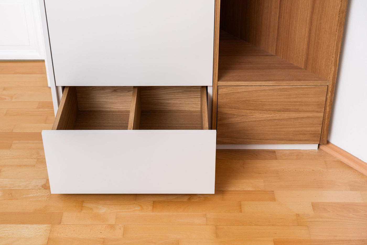 Stauraum bis unter den Stuck: Maßgefertigter Einbauschrank im Altbau