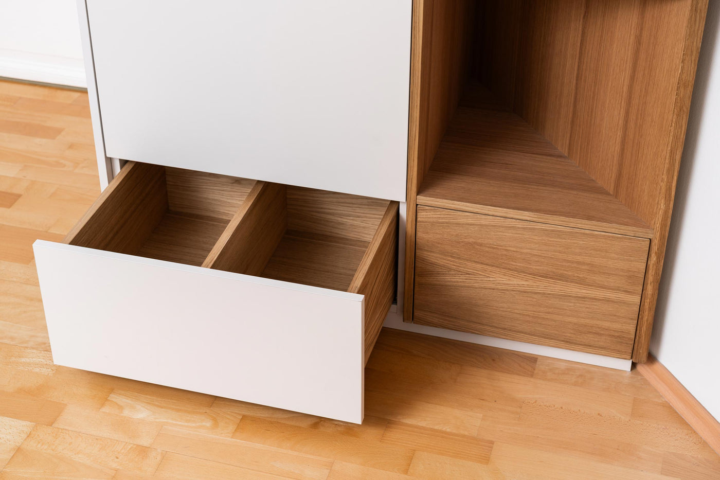 Stauraum bis unter den Stuck: Maßgefertigter Einbauschrank im Altbau