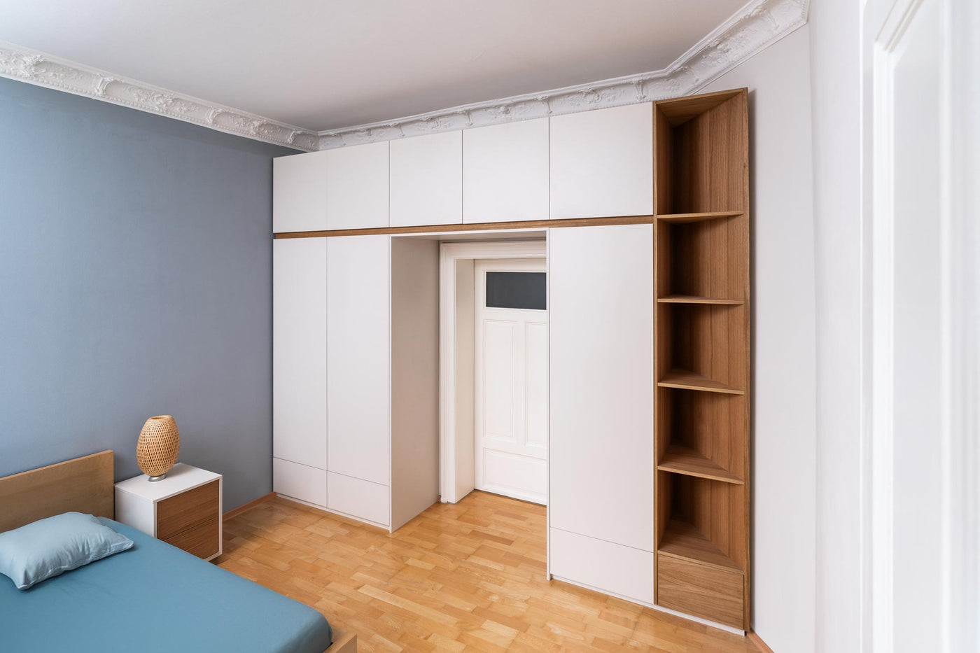 Stauraum bis unter den Stuck: Maßgefertigter Einbauschrank im Altbau