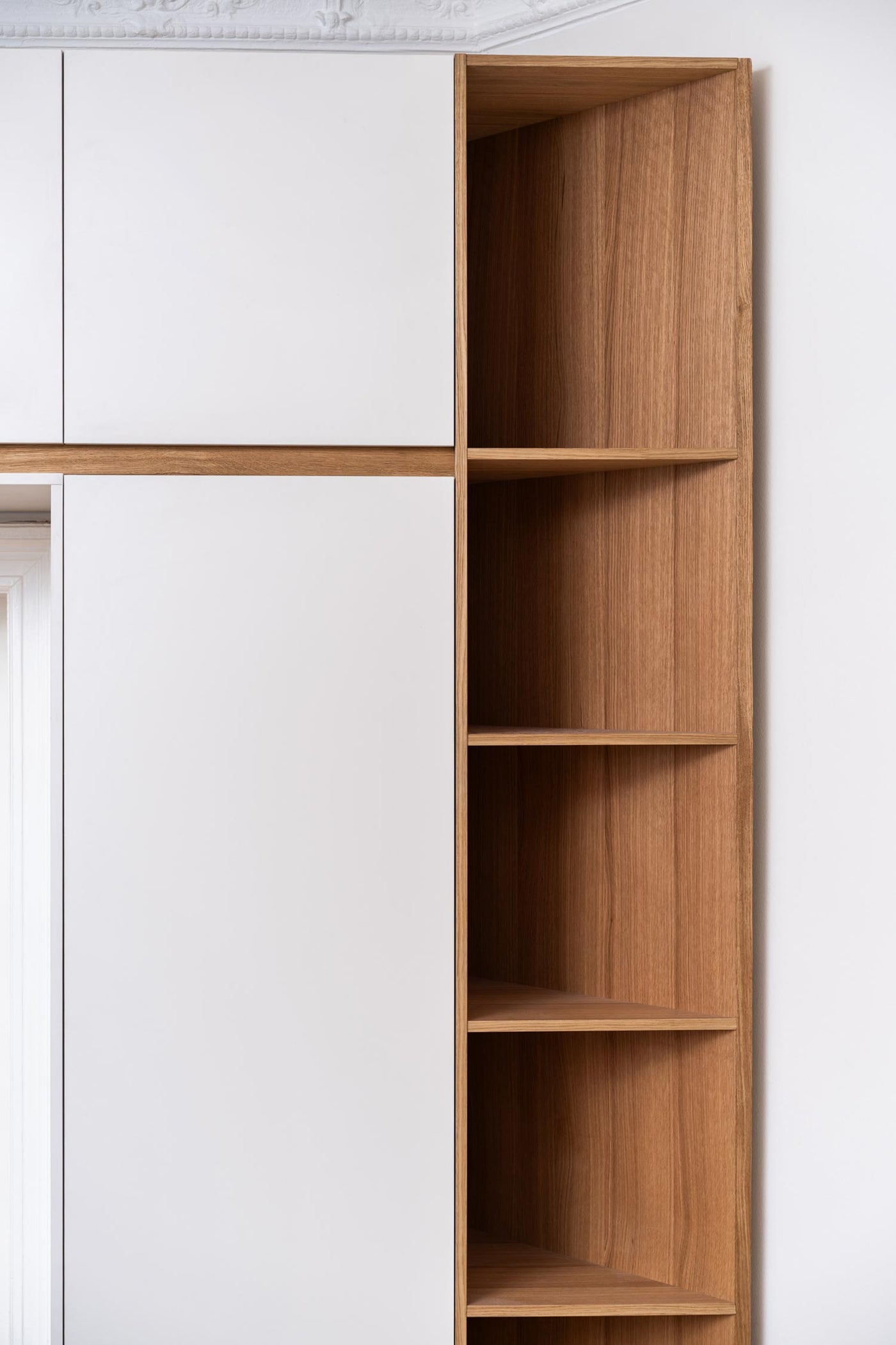 Stauraum bis unter den Stuck: Maßgefertigter Einbauschrank im Altbau