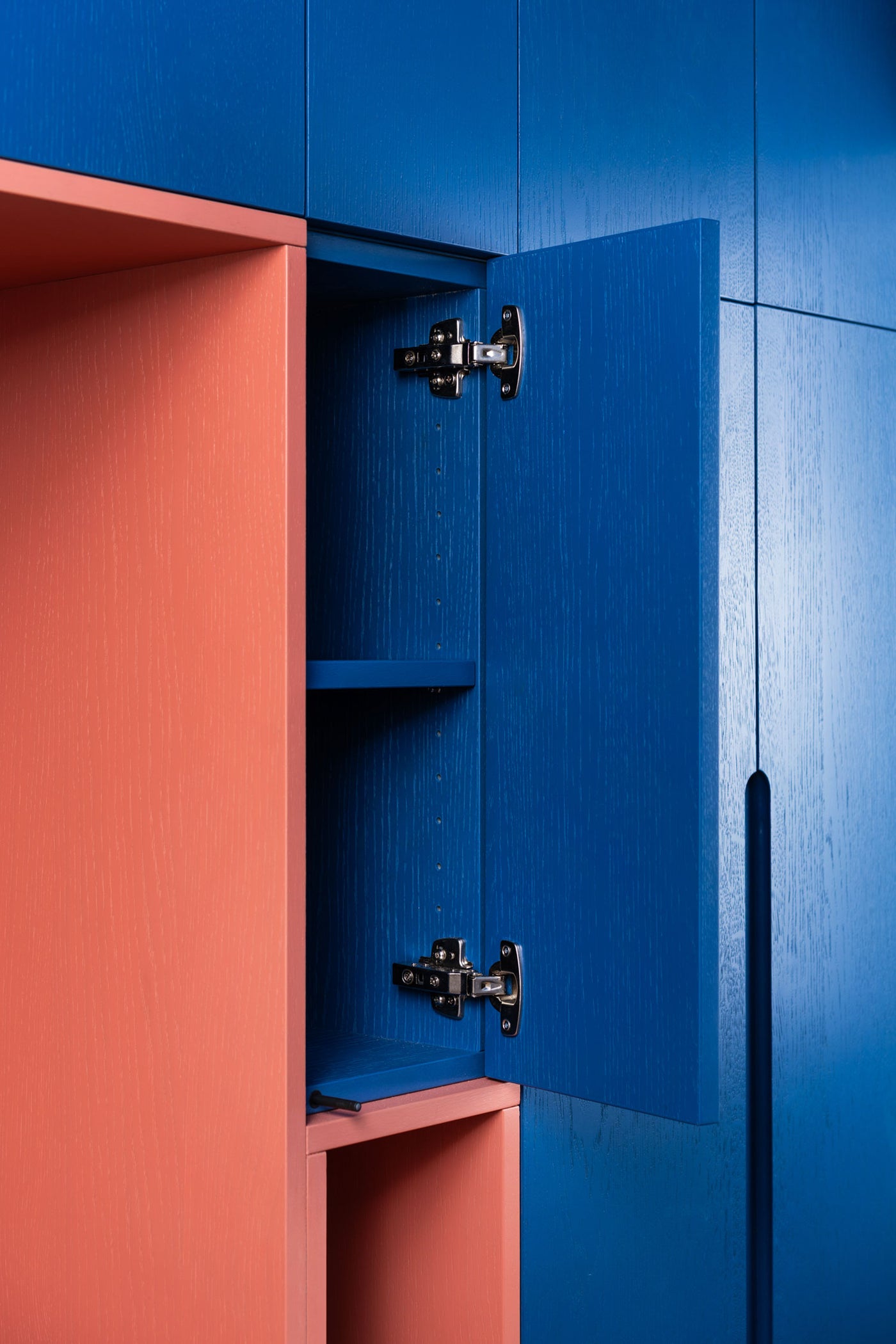 Deep Blue & Terracotta: Die Flurgarderobe als Design-Objekt