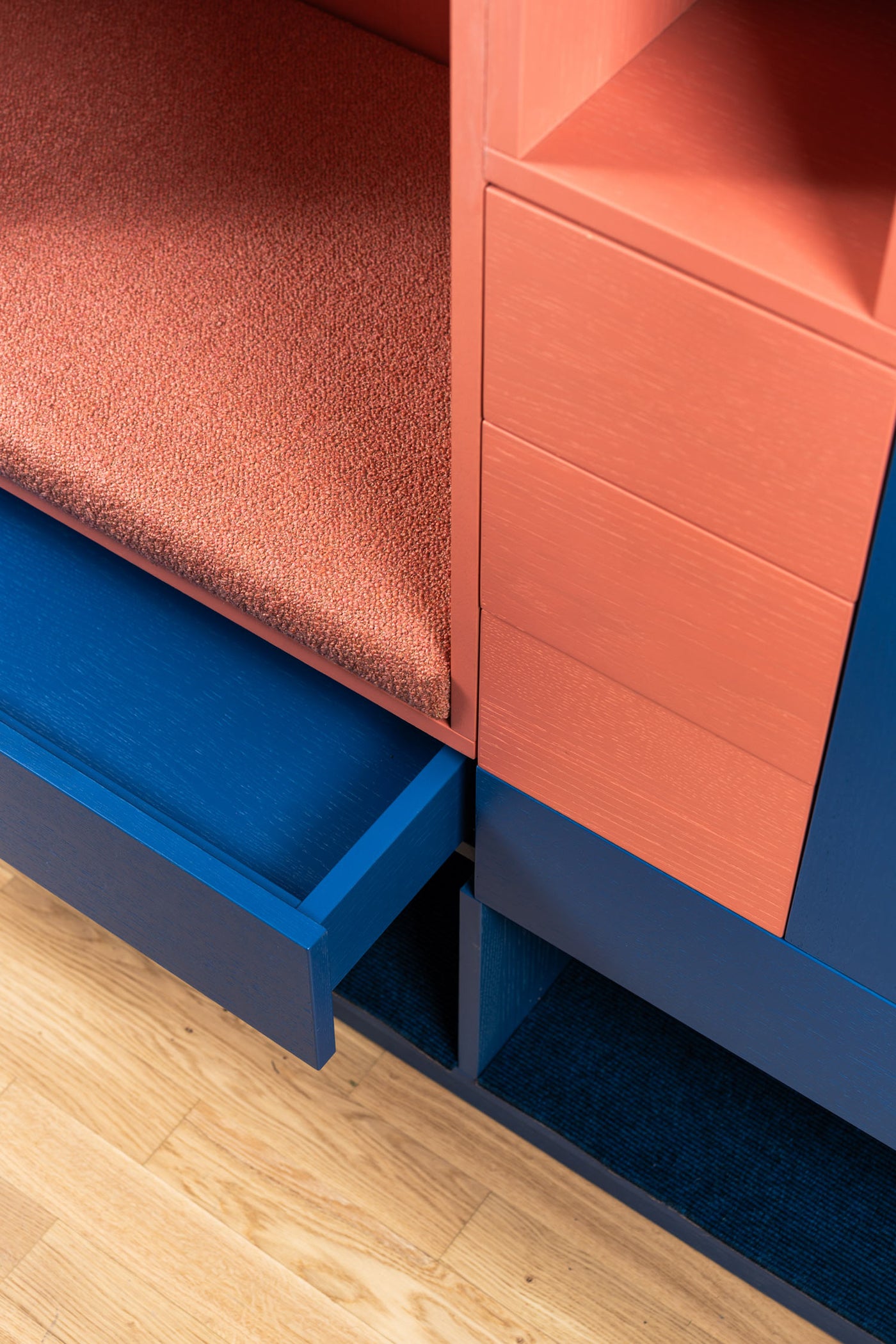 Deep Blue & Terracotta: Die Flurgarderobe als Design-Objekt