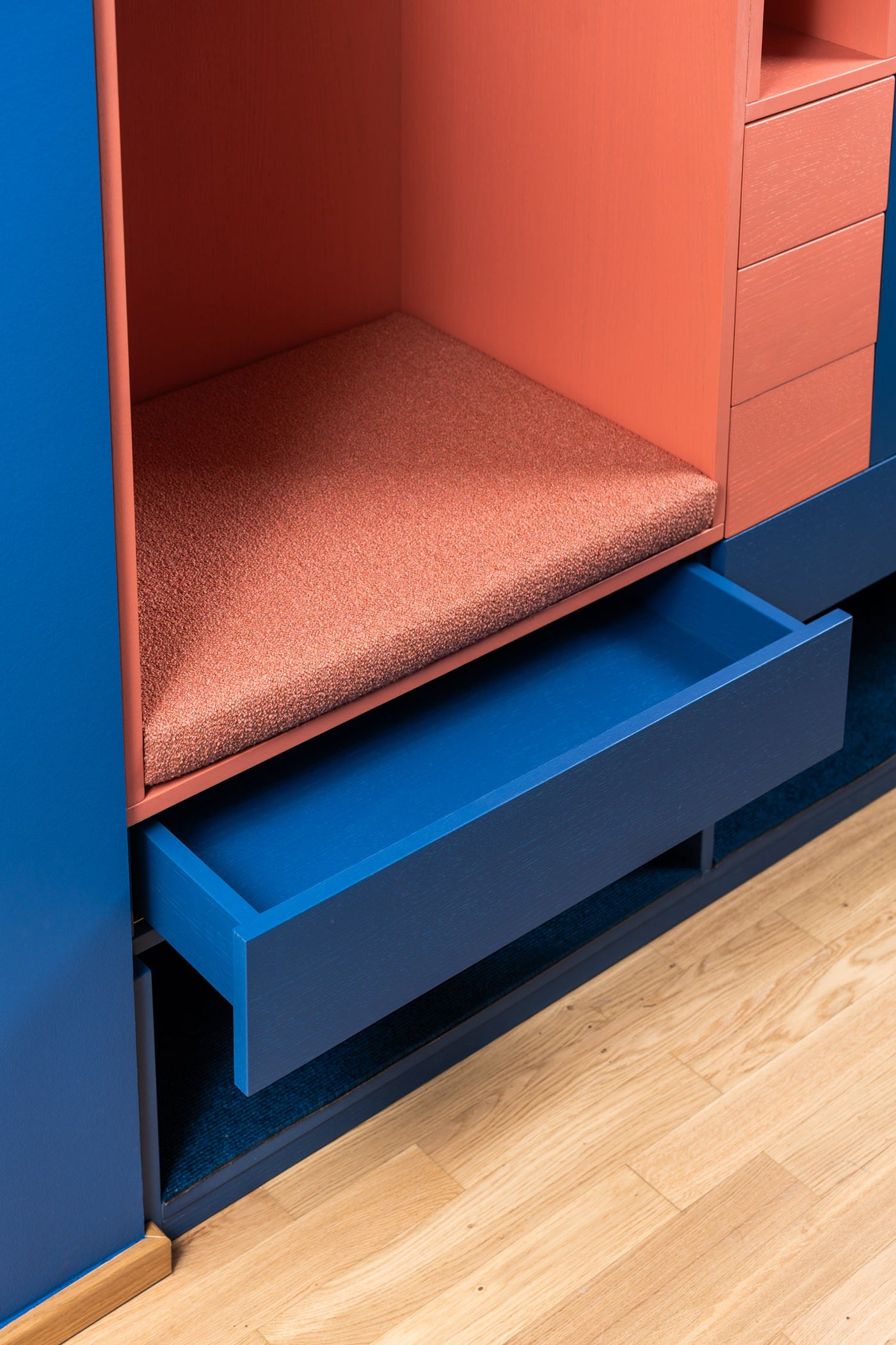 Deep Blue & Terracotta: Die Flurgarderobe als Design-Objekt