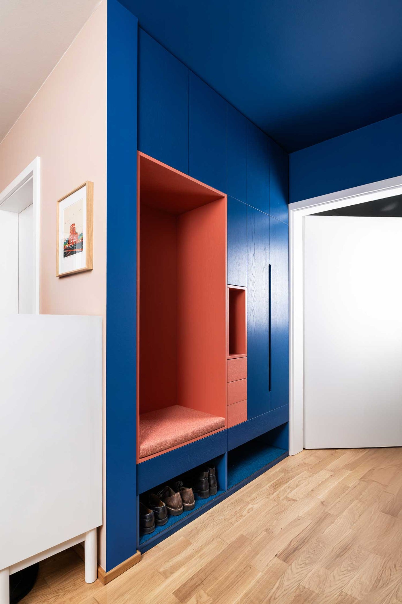 Deep Blue & Terracotta: Die Flurgarderobe als Design-Objekt