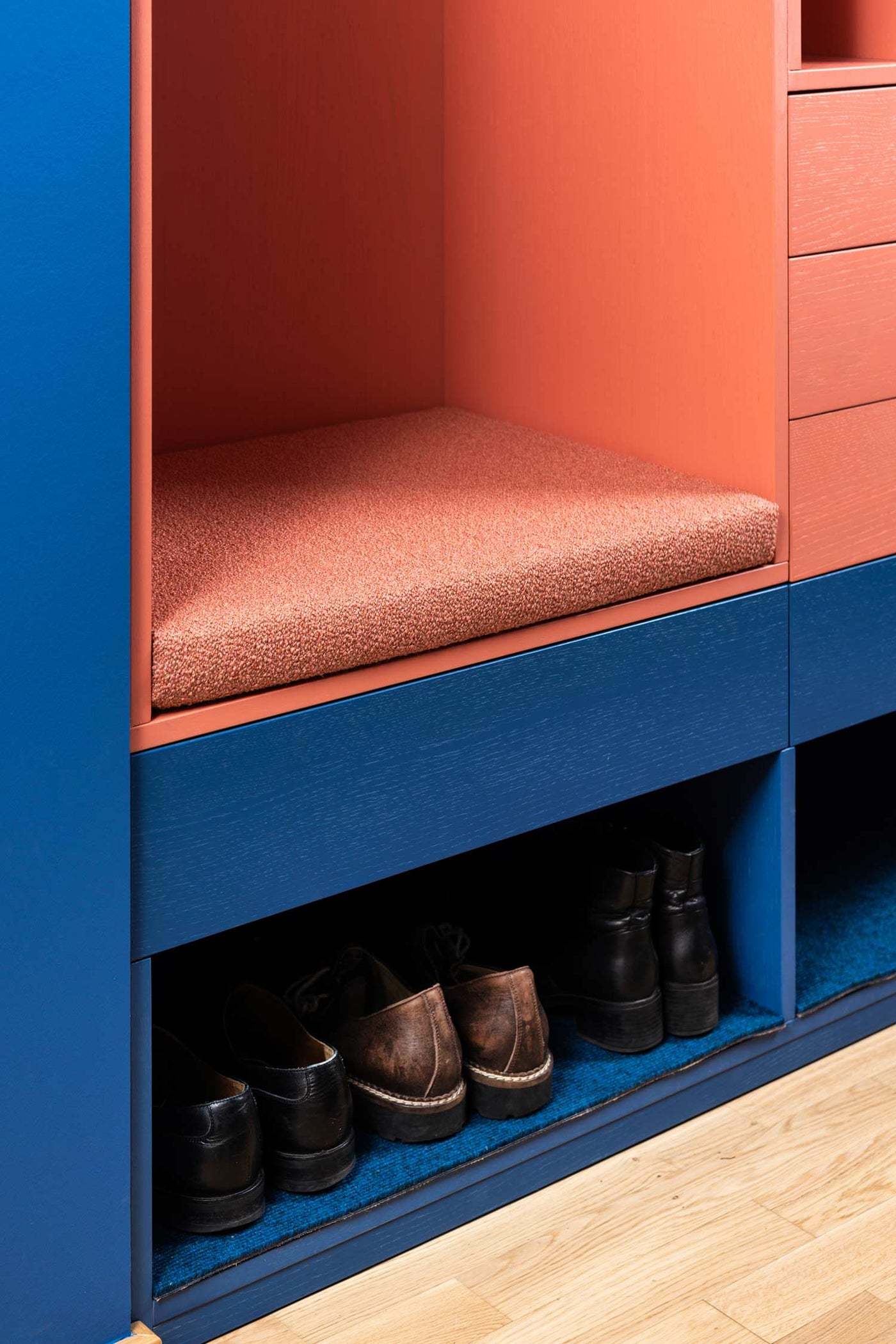 Deep Blue & Terracotta: Die Flurgarderobe als Design-Objekt