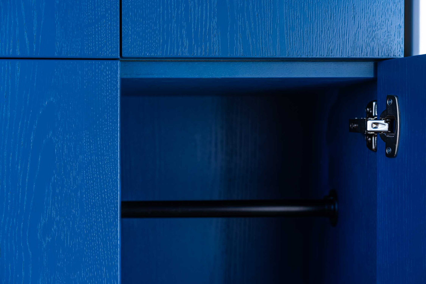 Deep Blue & Terracotta: Die Flurgarderobe als Design-Objekt