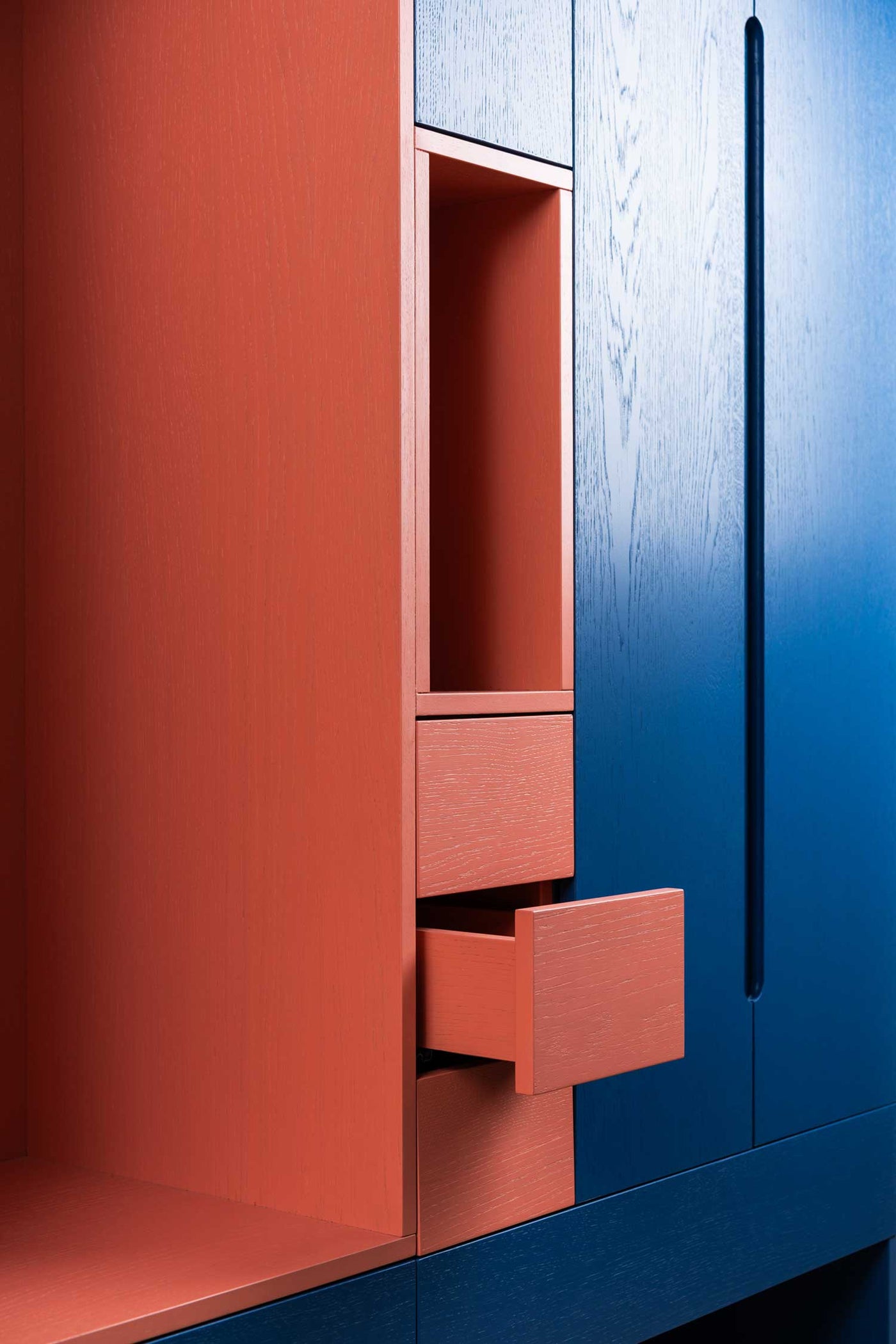 Deep Blue & Terracotta: Die Flurgarderobe als Design-Objekt