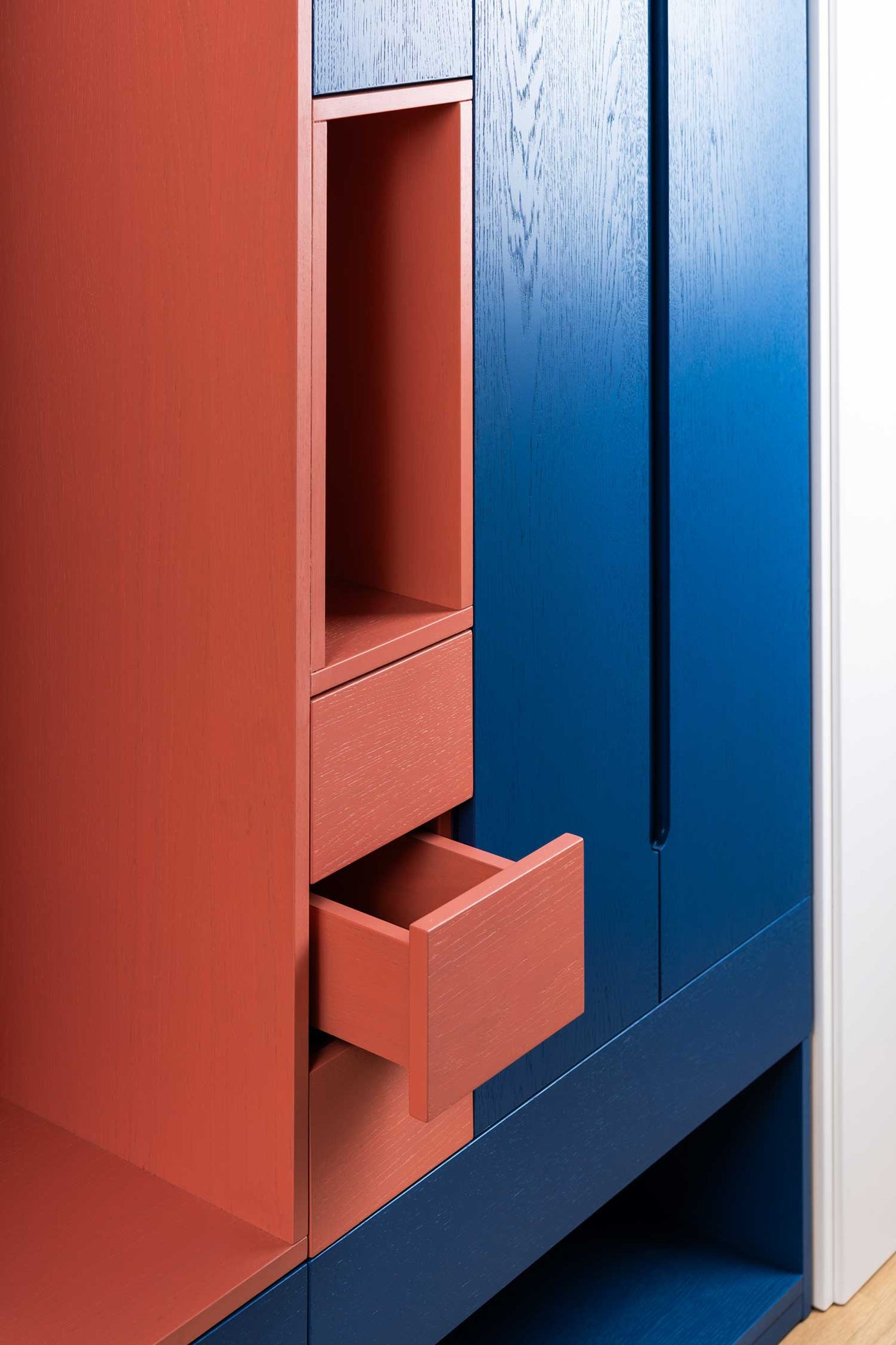 Deep Blue & Terracotta: Die Flurgarderobe als Design-Objekt