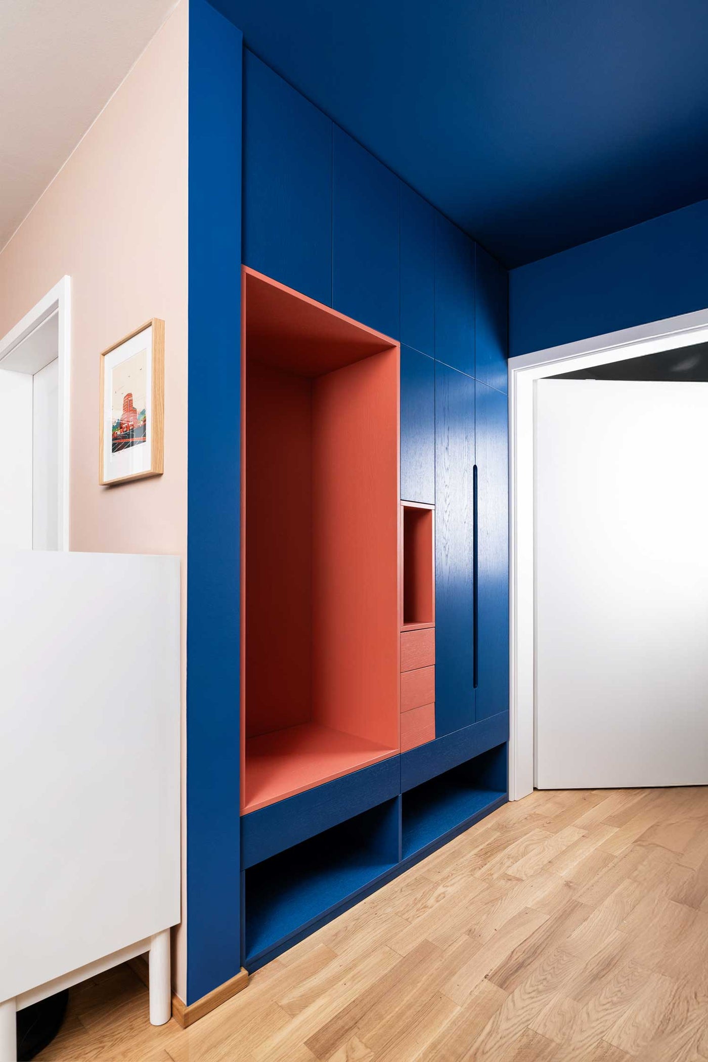 Deep Blue & Terracotta: Die Flurgarderobe als Design-Objekt