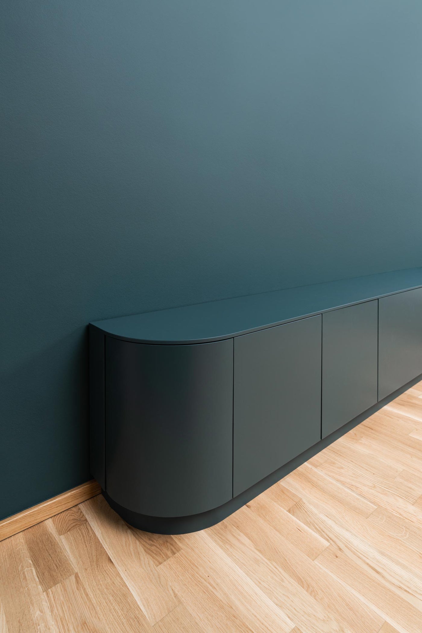 Seamless Curve: Das Sideboard als Skulptur der Symmetrie