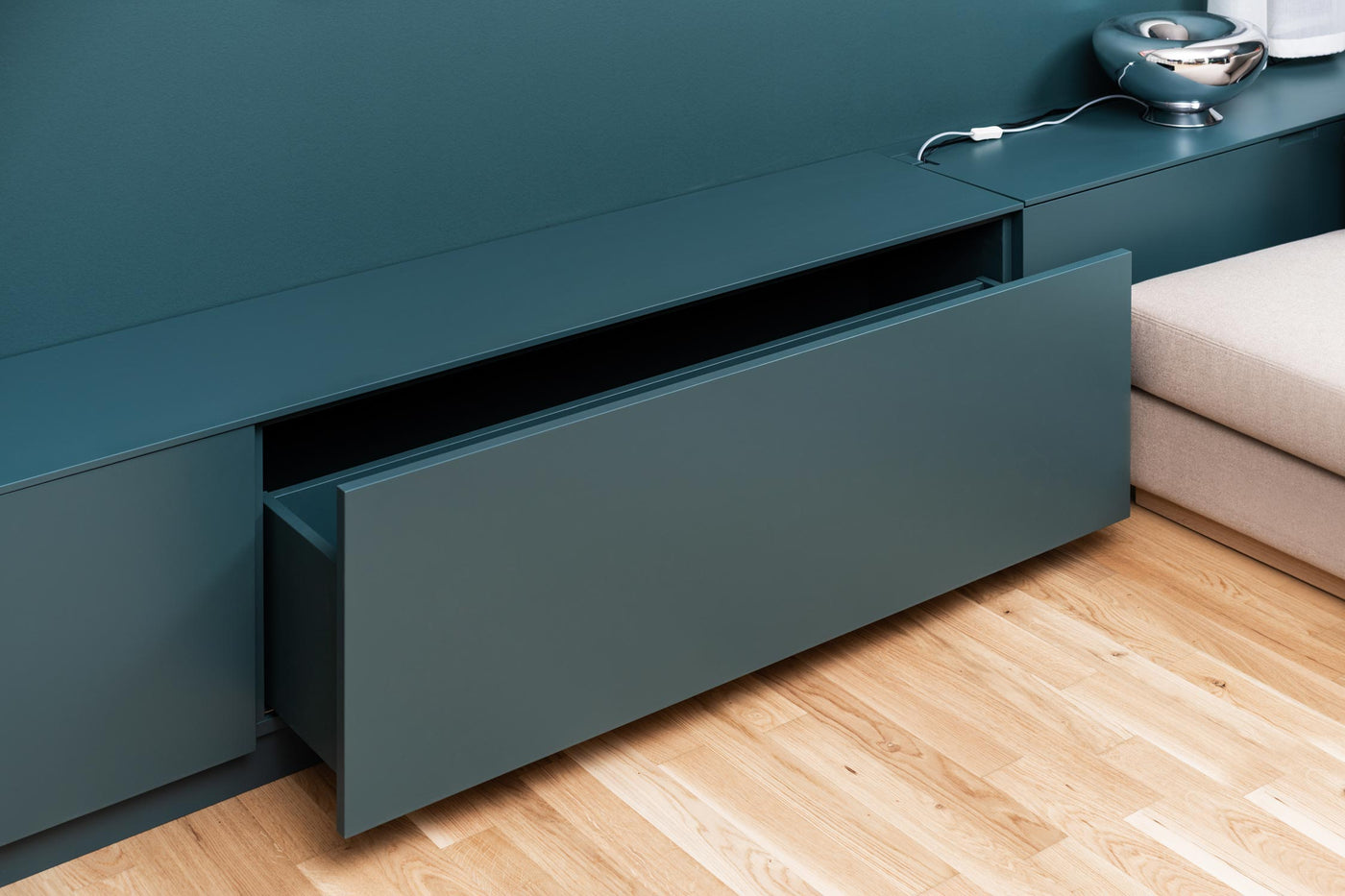 Seamless Curve: Das Sideboard als Skulptur der Symmetrie