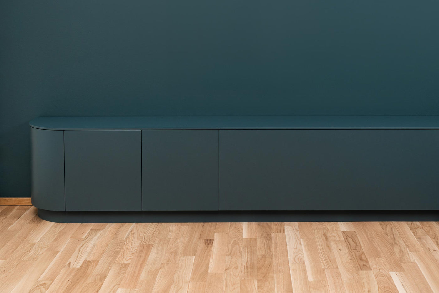 Seamless Curve: Das Sideboard als Skulptur der Symmetrie