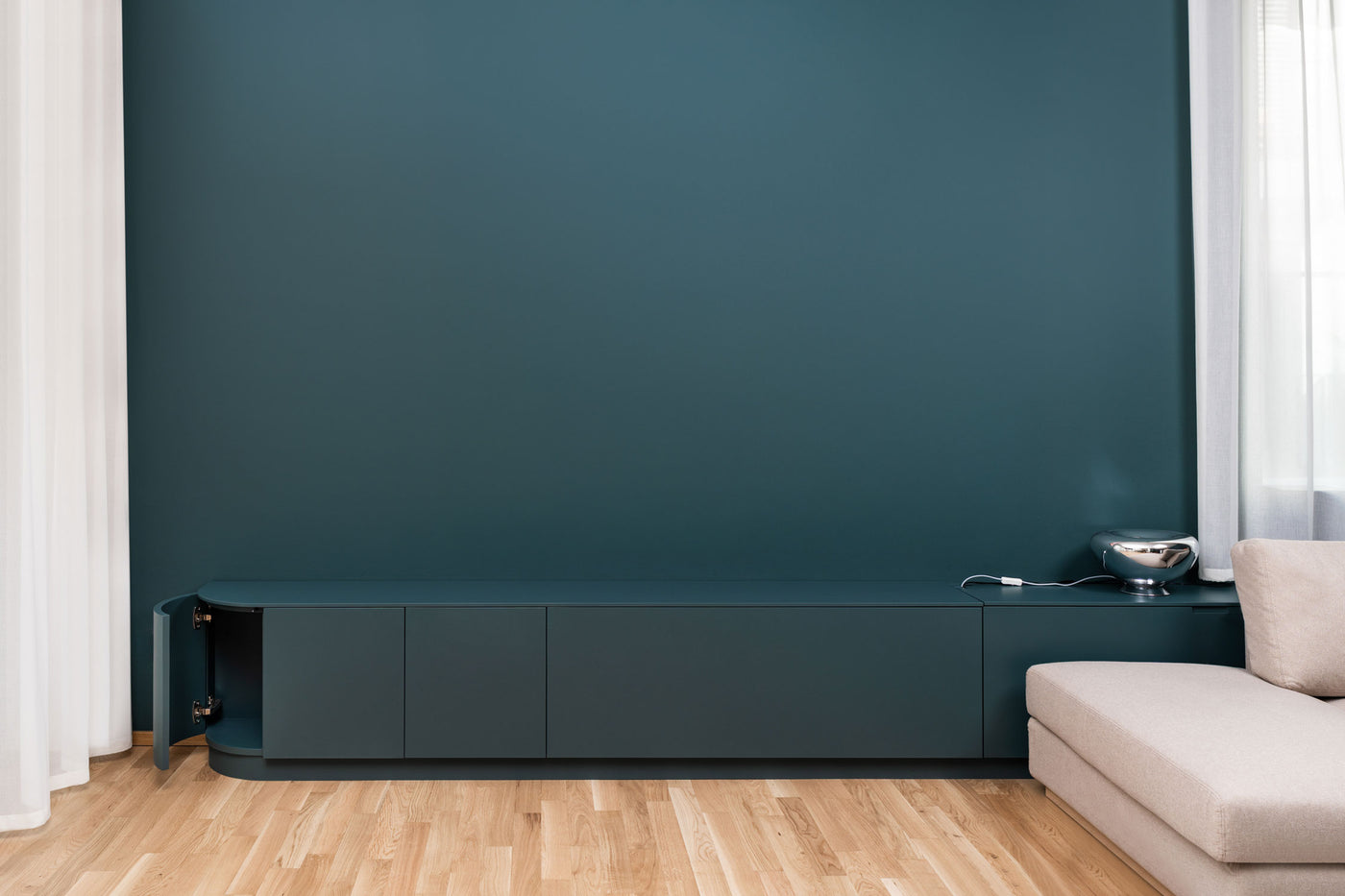 Seamless Curve: Das Sideboard als Skulptur der Symmetrie