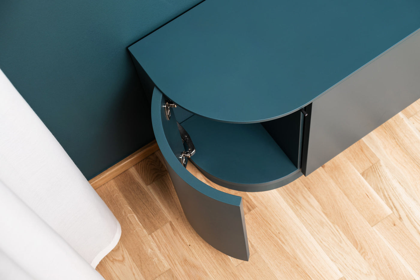 Seamless Curve: Das Sideboard als Skulptur der Symmetrie