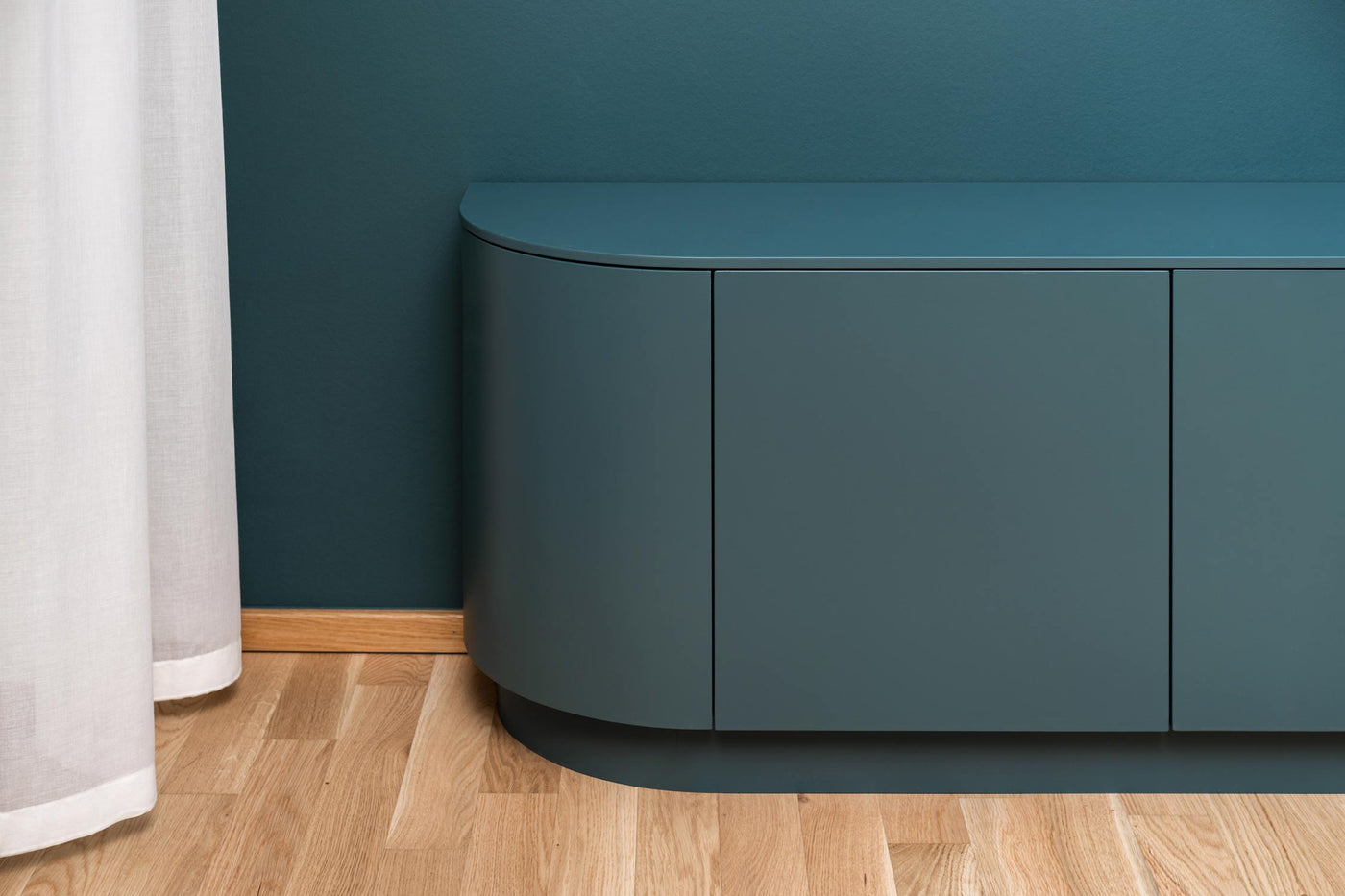 Seamless Curve: Das Sideboard als Skulptur der Symmetrie